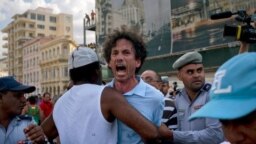Escena de otro arresto tipo secuestro de Boris González Arenas, este el 11 de mayo en la marcha del orgullo LGBTI, en La Habana.
