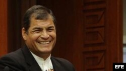 El presidente ecuatoriano, Rafael Correa (i), estrecha la mano de su homólogo turco, Abdullah Gül, durante la rueda de prensa celebrada en el palacio presidencial en Ankara (Turquía), hoy, jueves 15 de marzo de 2012, con motivo de su visita de tres días a
