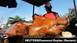 La carne de cerdo es el componente principal de las cenas tradicionales en Cuba. REUTERS/Desmond Boylan