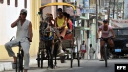 Vista de un bicitaxi por una calle de la ciudad de Santa Clara, en Villa Clara (Cuba).