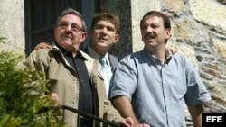 El general Raúl Castro Ruiz (i), acompañado por su hijo (d) y su nieto (c), en Galicia, España.