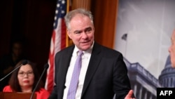 Tim Kaine, senador demócrata de Virginia, habla tras la votación en el Senado, el 13 de febrero del 2020.