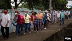 Cientos de nicaragüenses acuden a vacunarse contra el COVID-19. Foto Houston Castillo, VOA.