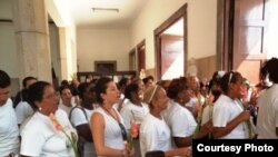 Damas de Blanco asisten a misa