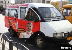 Una ruta privada de minibúses con imágenes de Stalin en la ciudad de Omsk, Siberia.