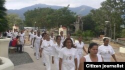 Damas de Blanco en Santiago de Cuba asisten los domingos a misa en El Cobre / foto UNPACU.