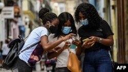 Cubanos reportan un apagón de Internet. (YAMIL LAGE / AFP)
