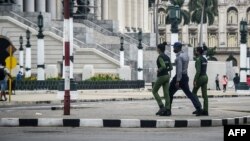 Policías cubanos patrullan los alrededores del Capitolio de Cuba en La Habana, el 15 de noviembre de 2021.