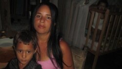 Periodista denuncia caso de joven que vive en condiciones precarias con sus tres niños