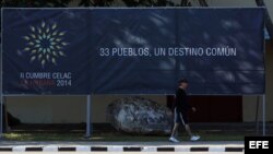 Un hombre camina por una calle de La Habana (Cuba), antes del inicio de la II Cumbre de Celac.