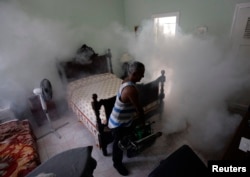 Una vivienda es fumigada en La Habana. (REUTERS/Desmond Boylan/Archivo)