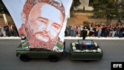 Cubanos saludan al paso de la urna con las cenizas del fallecido líder de la revolución cubana Fidel Castro.