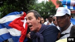 El periodista independiente Lázaro Yuri Valle Roca es detenido el 10 de diciembre de 2015, en La Habana (Cuba).