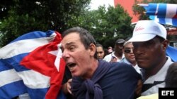El periodista independiente Lázaro Yuri Valle Roca es detenido el 10 de diciembre de 2015, en La Habana (Cuba).