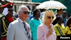 El príncipe Carlos y su esposa Camila durante una ceremonia en Kingstown, el 20 de marzo.