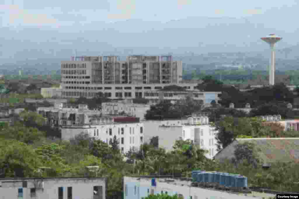 Construcción del Hospital Materno Infantil de Bayamo, obras inciadas en 1983 por órdenes de Fidel Castro.