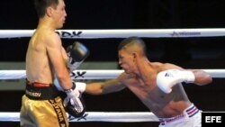 El boxeador del equipo cubano Domadores, Marcos Forestal (d), se enfrenta a Bagdad Alimbekov (Kazajistán).