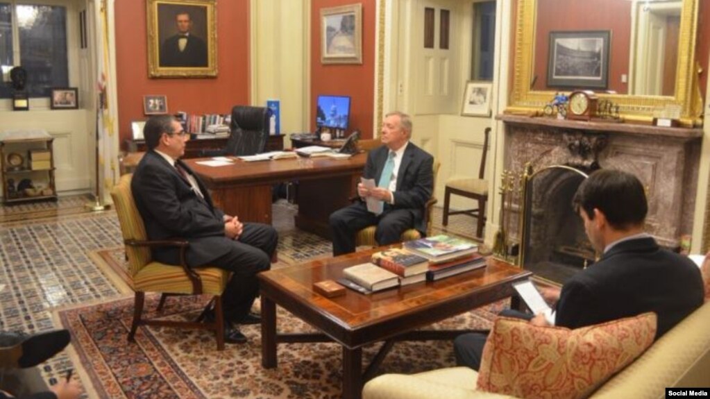 José Ramón Cabañas y el senador Dick Durbin. Foto cuenta oficial en Twitter @SenatorDurbin