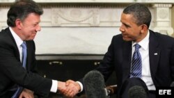 El presidente estadounidense, Barack Obama (d), estrecha la mano a su homólogo colombiano, Juan Manuel Santos (i), el 7 de abril de 2011, durante una reunión en la Casa Blanca.