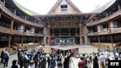 Actores ensayan en el teatro "The Globe" en Londres (Reino Unido). La obra "Globe to Globe Hamlet", dirigida por Dominic Dromgoole, viajará durante los próximos dos años por 205 países distintos con motivo del 450 aniversario de Shakespeare.