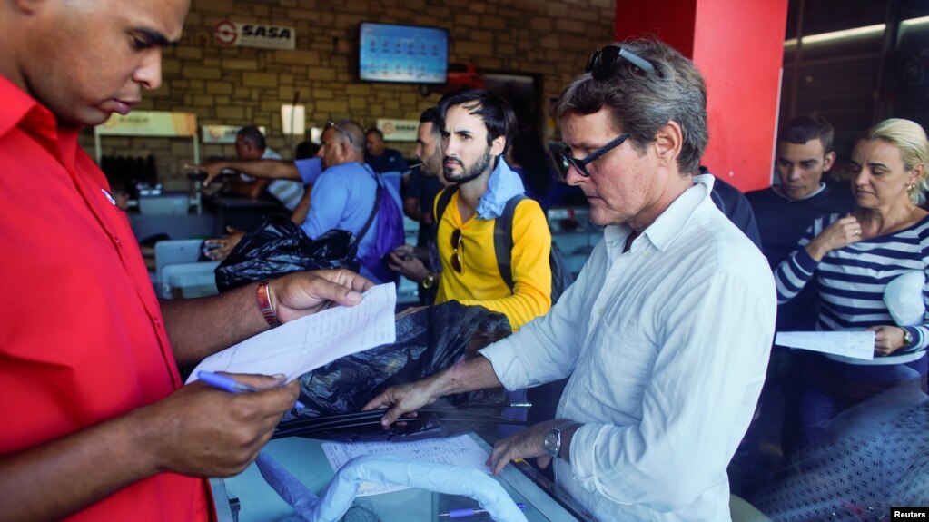 Clientes de una de las tiendas en dólares compran piezas para motocicletas en La Habana (Foto de Archivo-Alexandre Meneghini/Reuters).