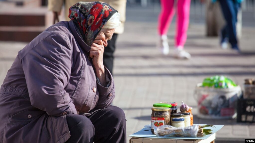 Una mujer vende comida enlatada casera en una calle en Kaliningrado.