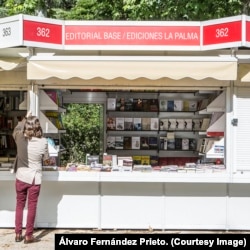Abre el stand de Ediciones La Palma en la Feria del Libro de Madrid.