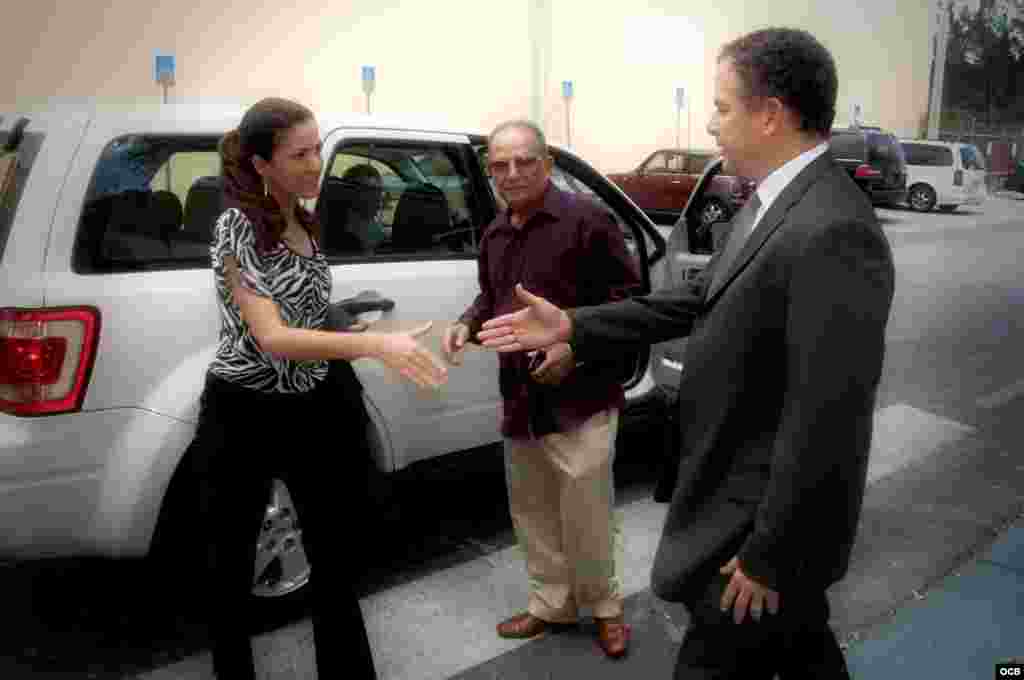 OCB Director Carlos Garcia-Perez greets activist&nbsp;Rosa María Payá