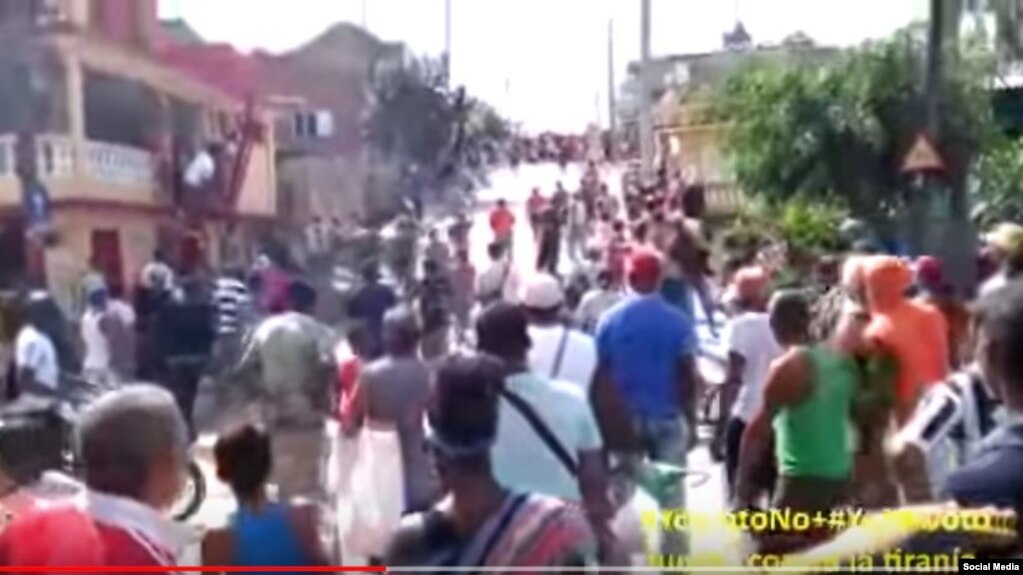 Fuerzas del régimen orquestan acto de repudio contra activistas de la Unión Patriótica de Cuba (UNPACU) en Santiago de Cuba. tomado de YouTube.