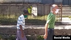 Ancianos de Antilla con máscaras protectoras por el coronavirus. (Tomado de Facebook)