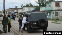 Momento en que la dama de blanco Caridad Burunate es conducida por fuerzas represivas en Colón, Matanzas. (TWITTER: Cortesía de Iván H. Carrillo).