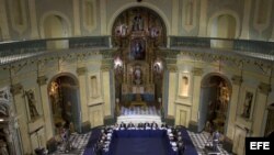 Aspecto general de la reunión plenaria que la Real Academia Española (RAE) celebró hoy en el gaditano Oratorio de San Felipe Neri, como homenaje a la Constitución de Cádiz de 1812.