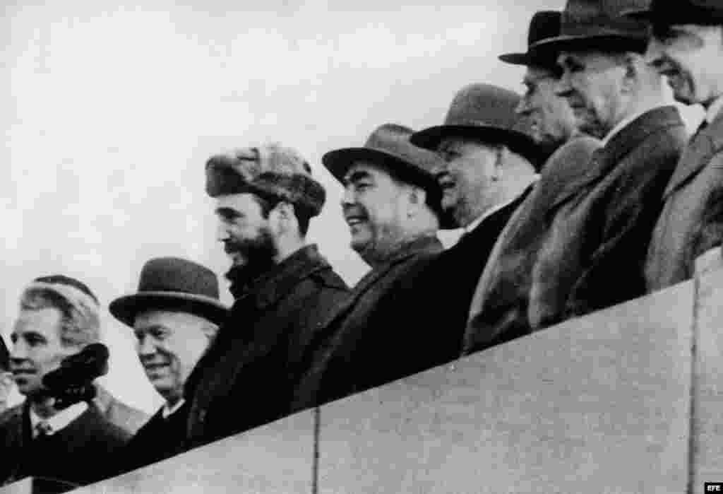 Fidel Castro (3&ordm; izda), acompañado de Nikita Kruschev (2&ordm; izda) y el presidente del Presidium del Soviet Supremo, Leónidas Brezhnev, (4&ordm; izda) durante los actos organizados en su honor a su llegada a Moscú en 1963.