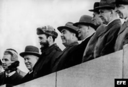 EMBARGO, Fidel Castro (3º izda), acompañado de Nikita Kruschev (2º izda) y el presidente del Presidium del Soviet Supremo, Leónidas Brezhnev, (4º izda) durante los actos organizados en su honor a su llegada a Moscú en 1963.