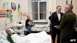 Pompeo durante su visita a Ucrania en enero 2020 visita a soldados heridos.