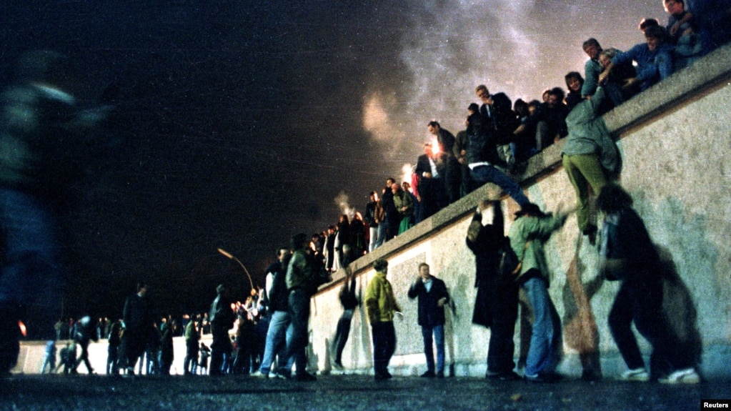 Alemanes escalan el Muro de Berlín en la Puerta de Brandenburg el 9 de noviembre de 1989. REUTERS/Herbert Knosowski