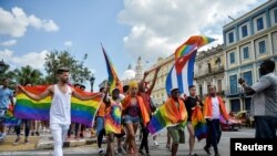 Más de cien personas participaron en una manifestación por los derechos LGBT en La Habana.