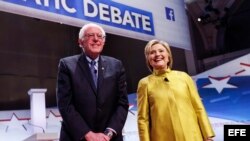 Los candidatos presidenciales demócratas el senador Bernie Sanders (i) y Hillary Clinton (d).