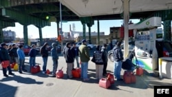 Hileras de residentes de New York para comprar gasolina en Brooklyn, New York, EE UU.