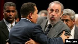 Fidel Castro y Hugo Chávez en una imagen tomada en 2005, año en que fue anunciada la creación de TeleSur.