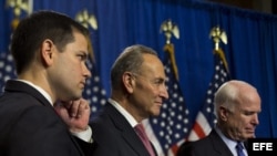 El senador republicano por la Florida Marco Rubio (i), el demócrata de Nueva York Chuck Schumer (c) y el republicano de Arizona John McCain, miembros del llamado "Grupo de los ocho", una comisión bipartidista de senadores que lideran el proyecto de ley de