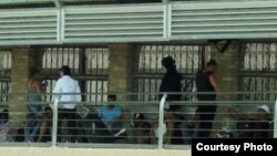 Medio centenar de migrantes, en su mayoría cubanos, esperan sobre el puente internacional Reynosa-Hidalgo para presentar una solicitud de asilo en EE.UU. (El Mañana)