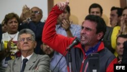 El gobernador del estado de Miranda, Henrique Capriles (d), acompañado del presidente de la Asamblea Nacional, Henry Ramos Allup (i), ofrece una rueda de prensa hoy, viernes 21 de octubre de 2016, en Caracas (Venezuela). La alianza opositora venezolana M