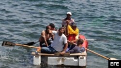 Un grupo de cubanos intenta huir del país a bordo de una embarcación rústica.