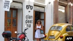 Una mujer camina frente a Clandestina, una tienda privada en La Habana. 