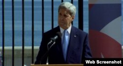 John Kerry en su discurso en la embajada estadounidense en Cuba.