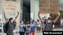 Luis Robles, manifestándose pacíficamente en Centro Habana poco antes de ser arrestado por la policía política cubana