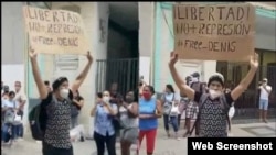 Luis Robles, manifestándose pacíficamente en Centro Habana poco antes de ser arrestado por la policía política en diciembre del 2020. 