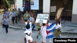 Damas de Blanco protestan antes de ser arrestadas en su sede nacional en el barrio de Lawton, La Habana. Foto de archivo A. Moya.