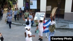 Damas de Blanco protestan antes de ser arrestadas en su sede nacional en el barrio de Lawton, La Habana. Foto de archivo A. Moya.